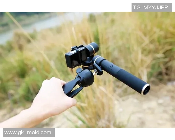 足球明星手持电棒挑战极限运动 展现非凡体能与勇气